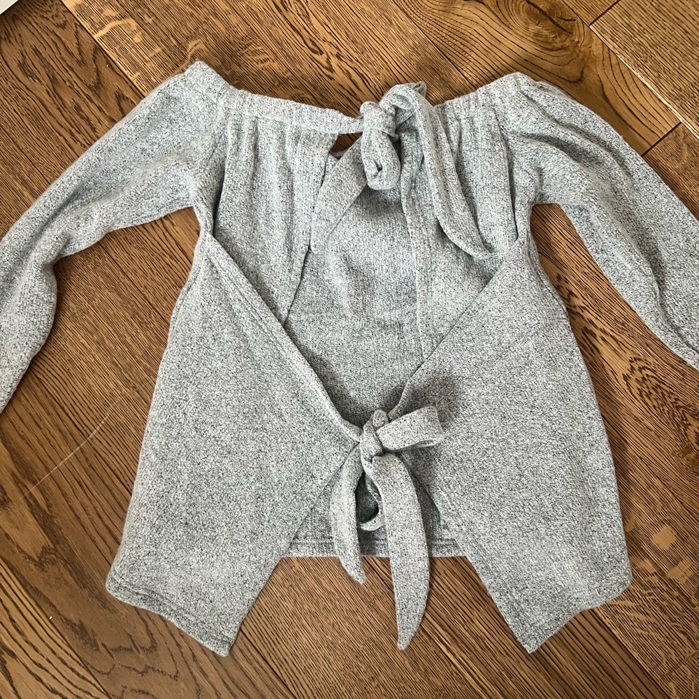 Sabo Skirt Off-the-Shoulder Gray Sweater - Picture 4 of 6